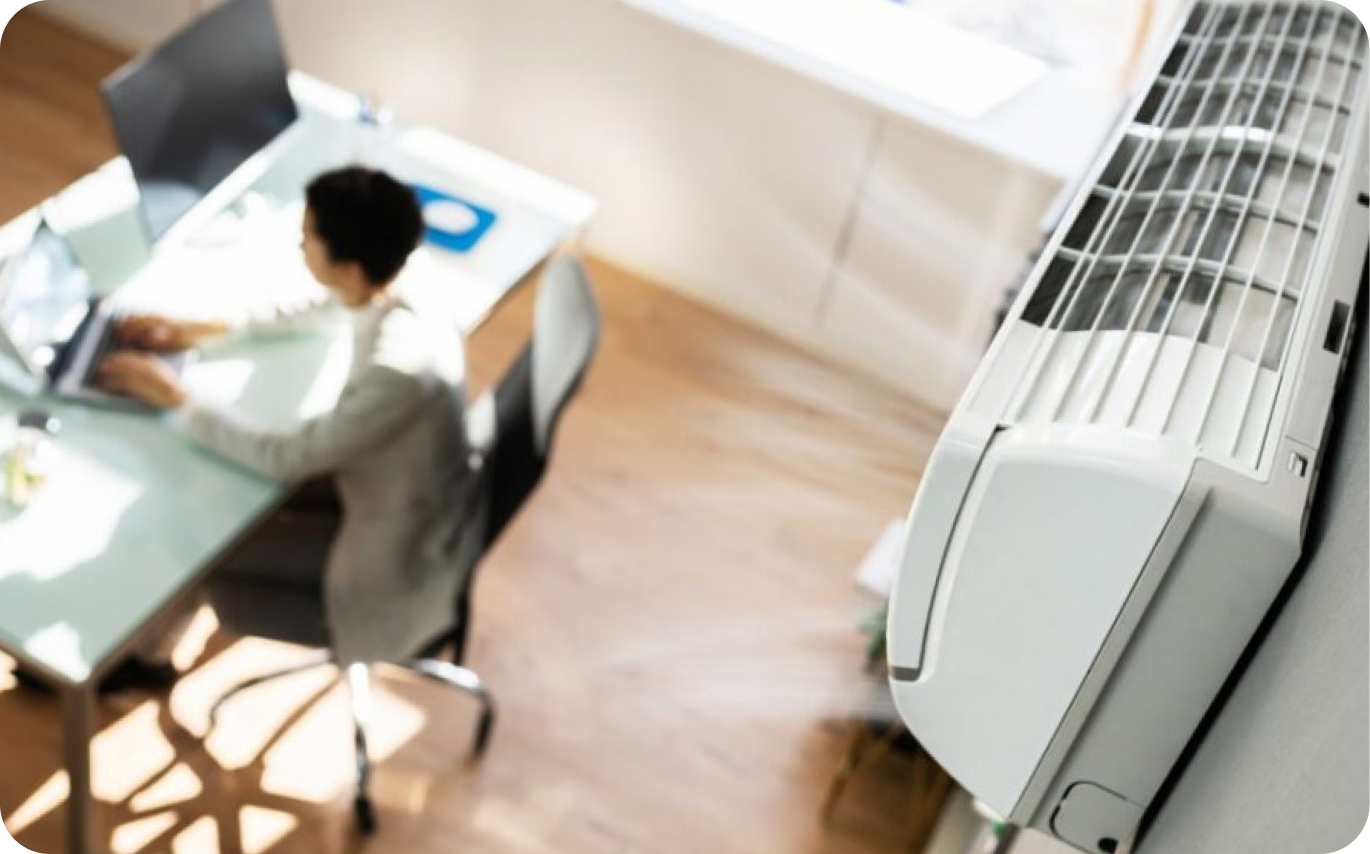 parete verde attiva che purifica l’aria in un ufficio moderno