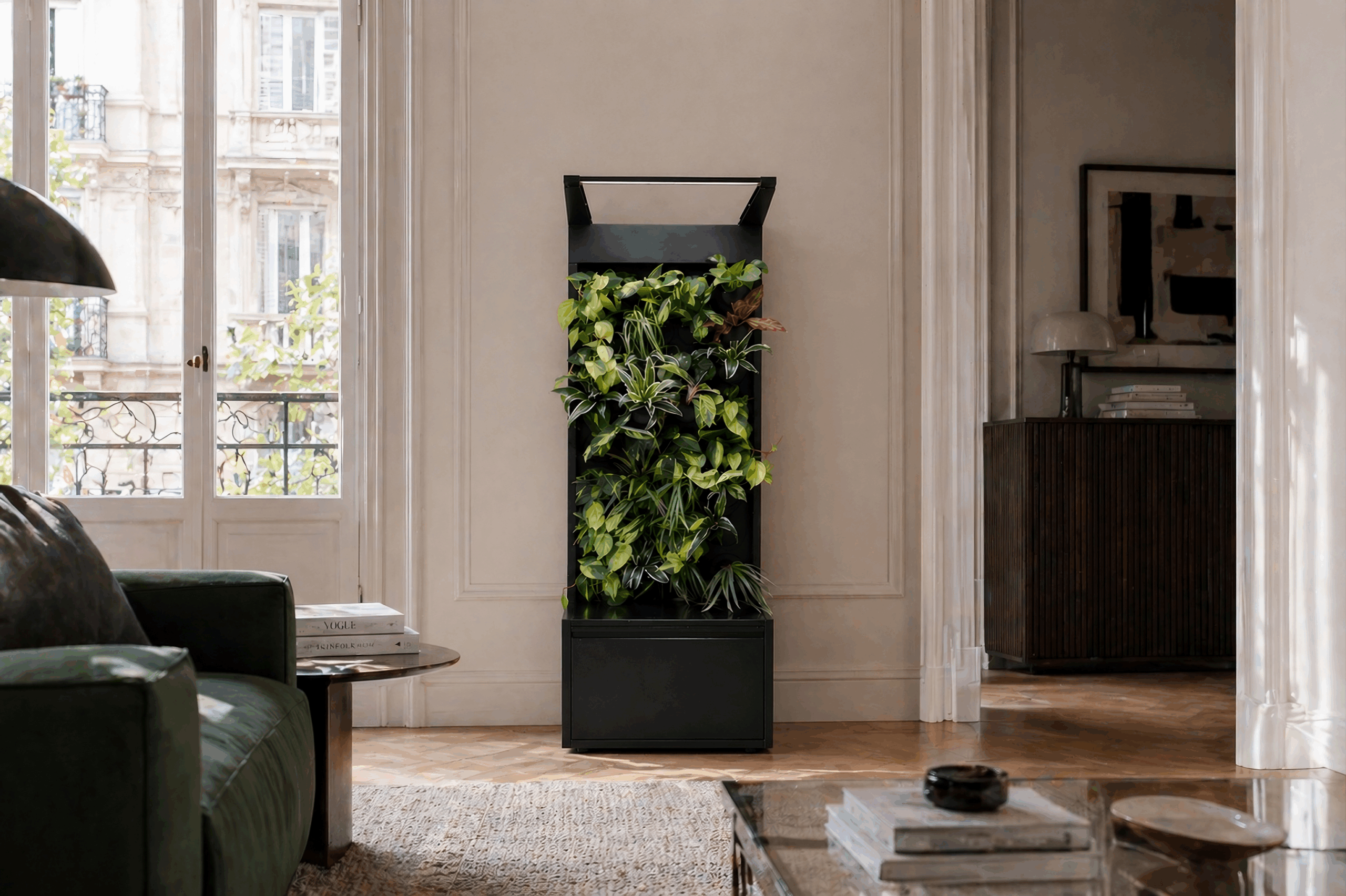 purificatore aria e parete verde con piante vere in casa a milano