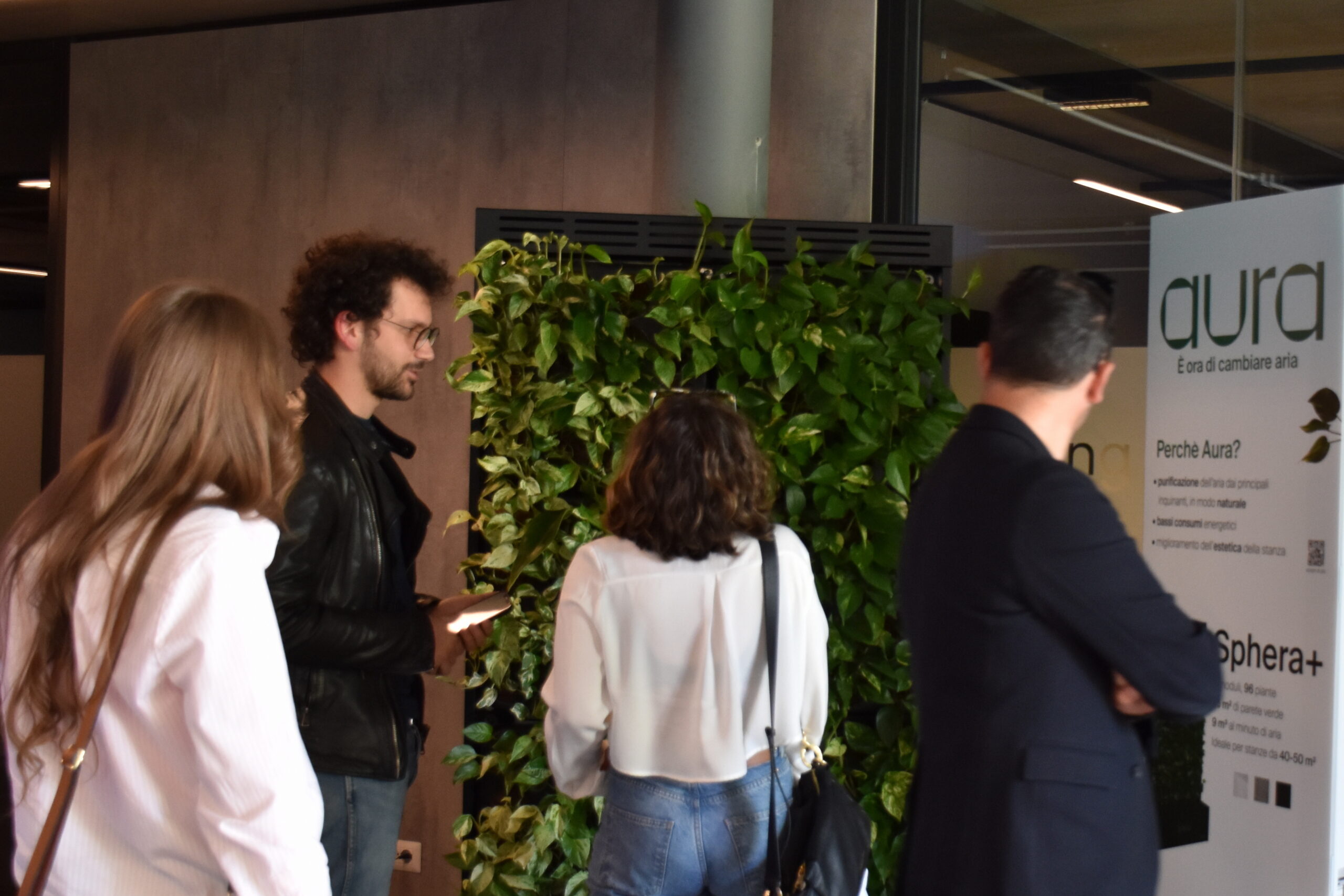 ragazza che guarda un sistema Aura per la purificazione dell'aria indoor