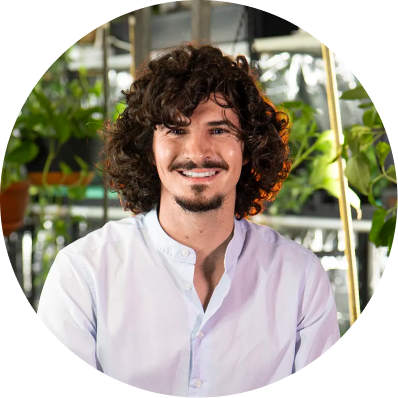 Pietro Carloni, ceo e founder di Aura, seduto nella serra aziendale